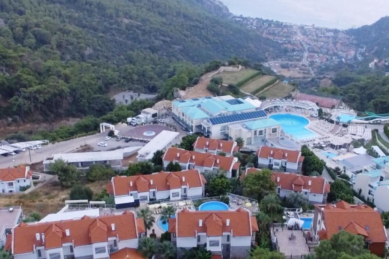 Tropical Deluxe Hotel